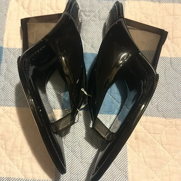 GOOD AMERICAN Cinder-f*king-rella Thong Wedges - Black Patent