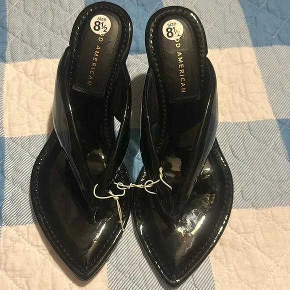 GOOD AMERICAN Cinder-f*king-rella Thong Wedges - Black Patent