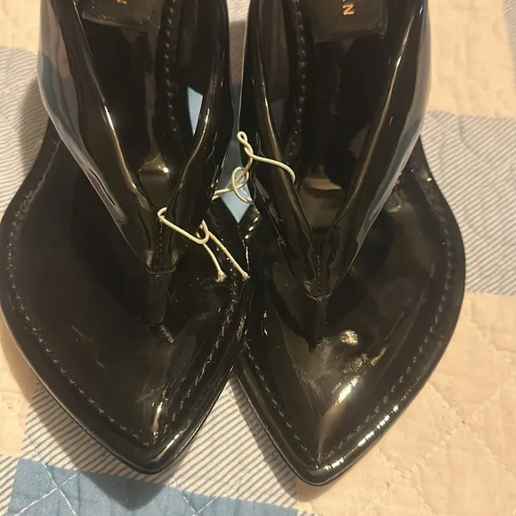 GOOD AMERICAN Cinder-f*king-rella Thong Wedges - Black Patent