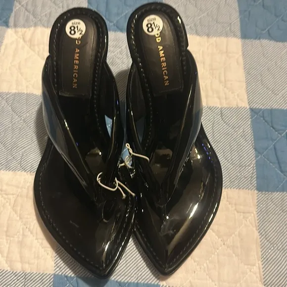 GOOD AMERICAN Cinder-f*king-rella Thong Wedges - Black Patent
