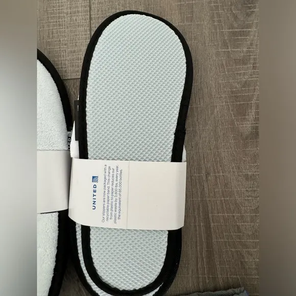 NWT United Polaris Pajamas   2 pairs of slippers
