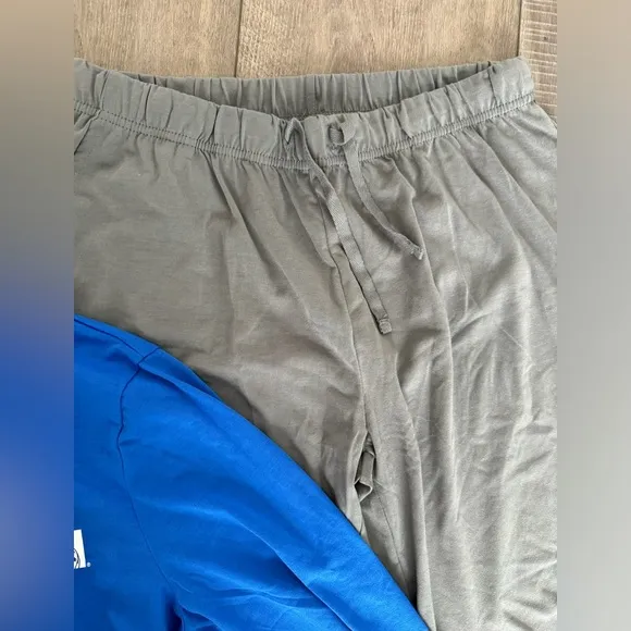 NWT United Polaris Pajamas   2 pairs of slippers