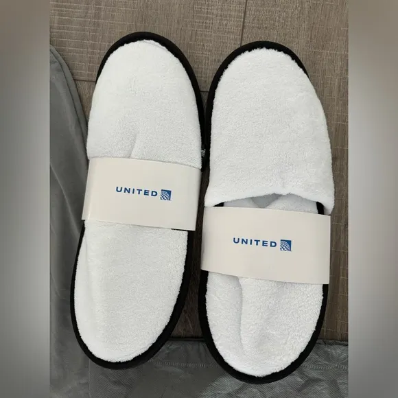 NWT United Polaris Pajamas   2 pairs of slippers