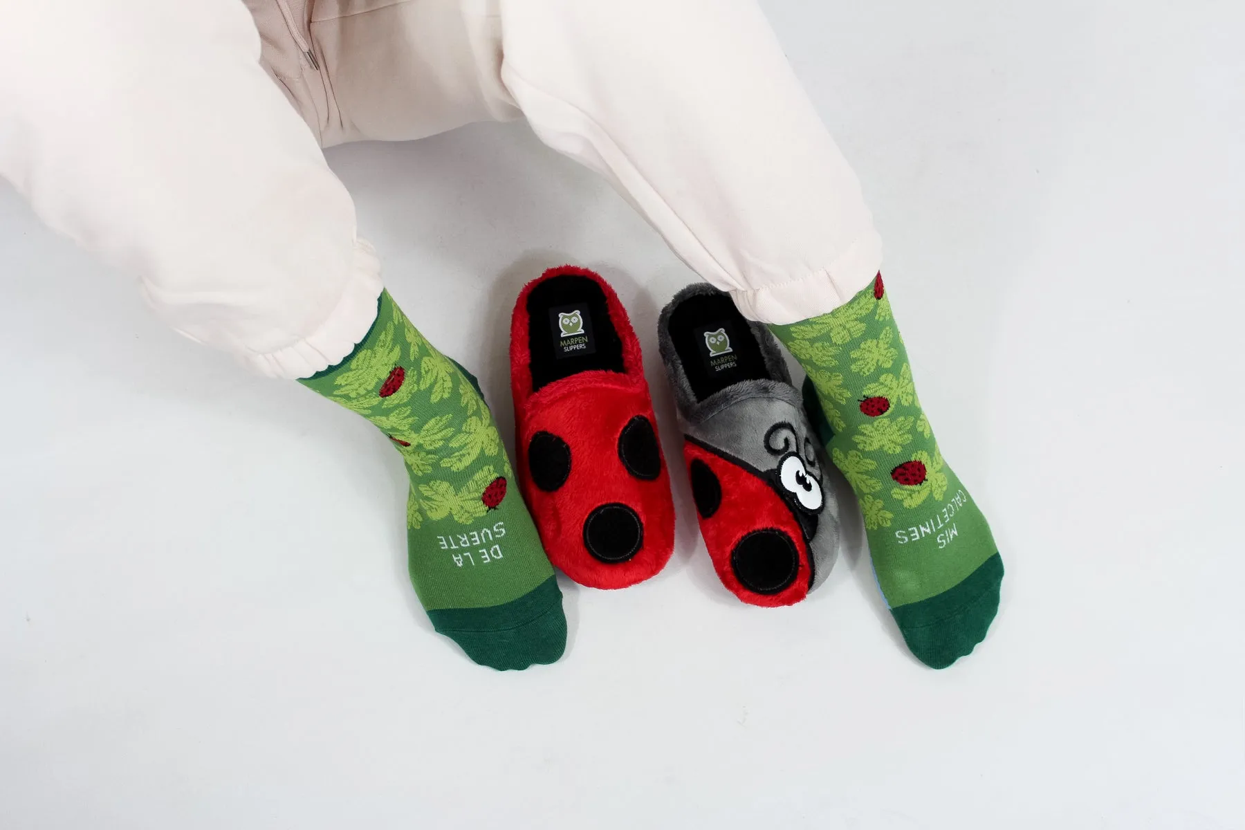 Pack Calcetín "Mis calcetines de la suerte"   Slippers Mariquita Gris y Rojo