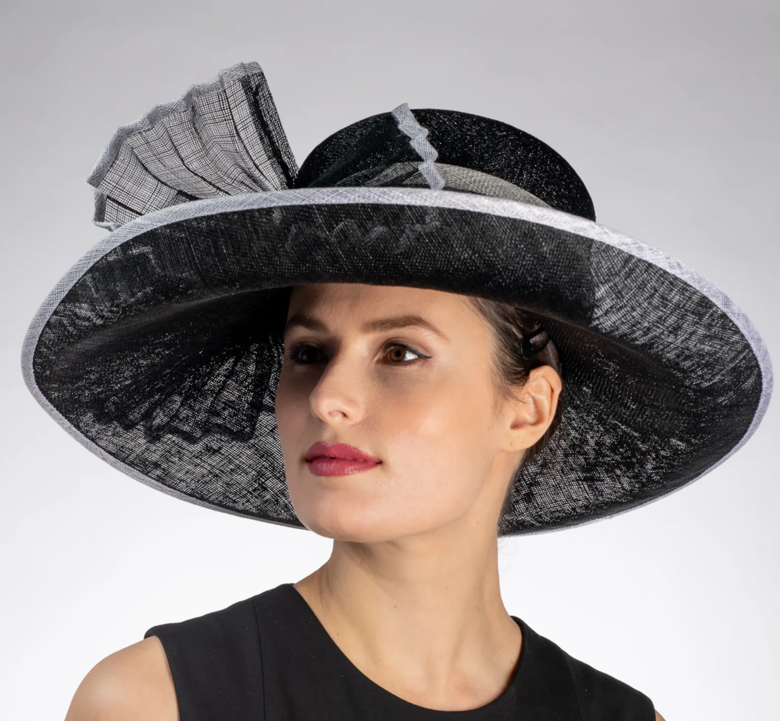 pleated ~ black / white