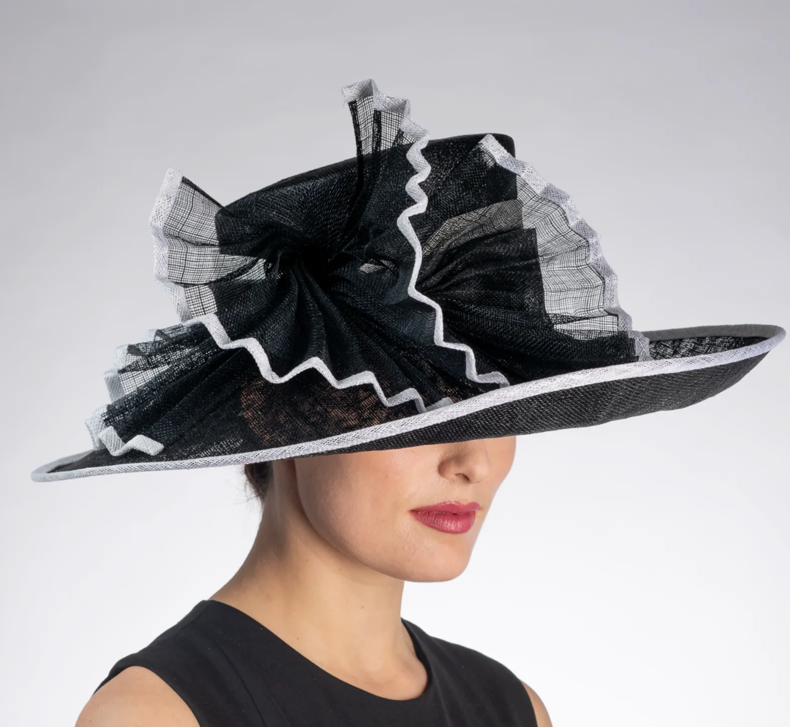 pleated ~ black / white