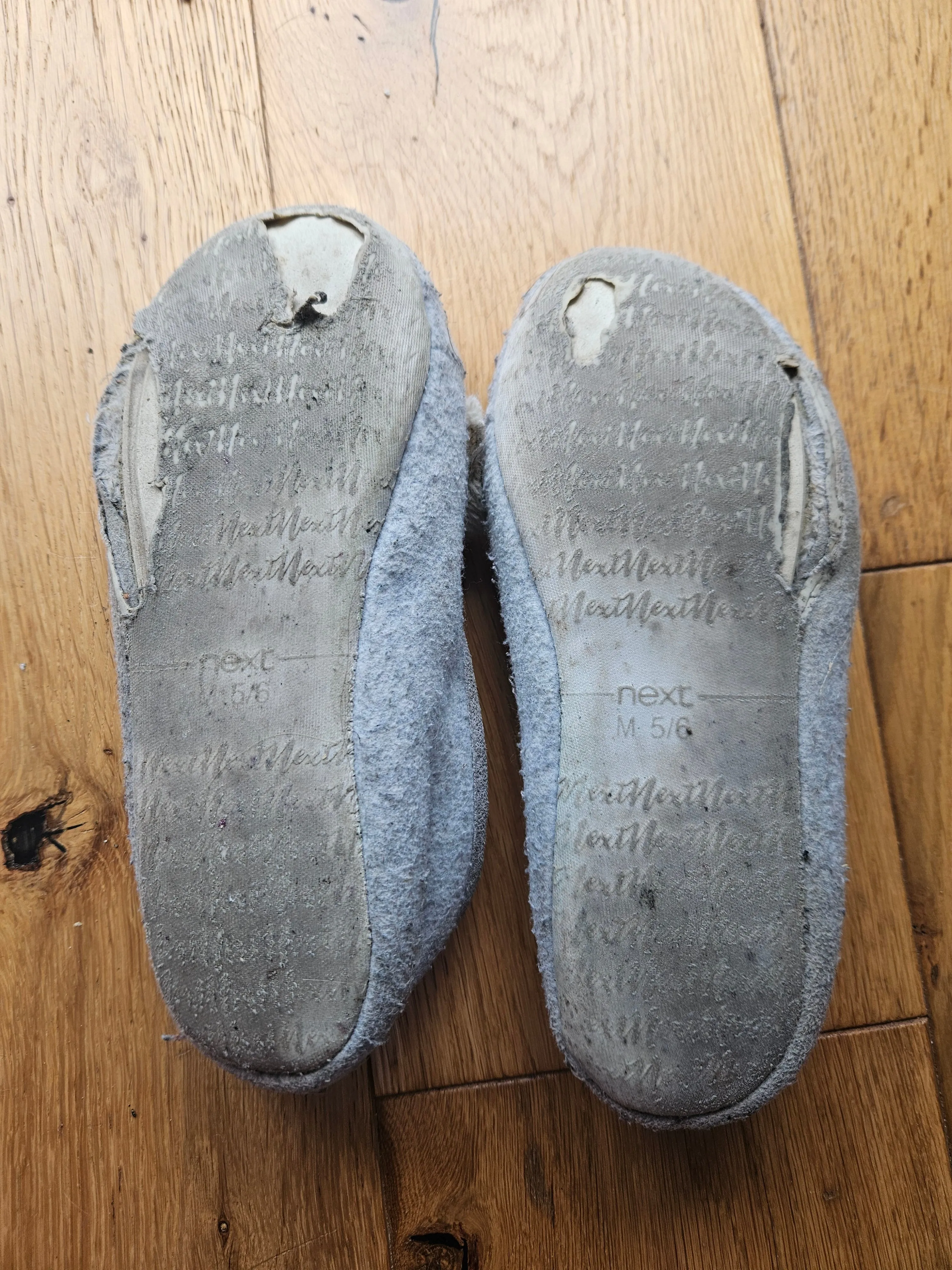 Stinky dirty and heavily worn slippers, UK 5/6