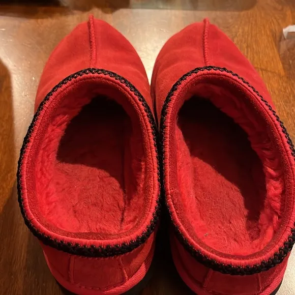 Ugh Tasman II youth slippers size 4 Red - Pristine condition