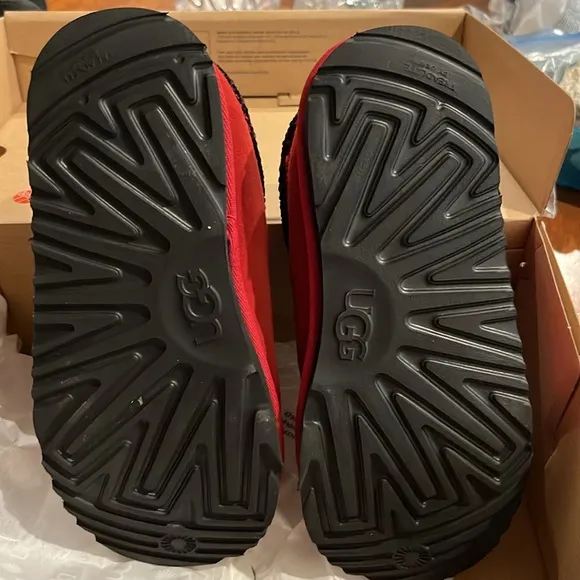 Ugh Tasman II youth slippers size 4 Red - Pristine condition