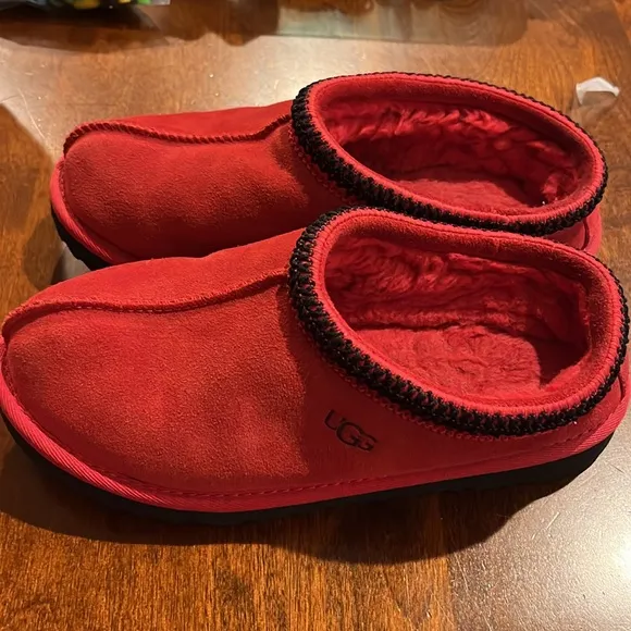 Ugh Tasman II youth slippers size 4 Red - Pristine condition