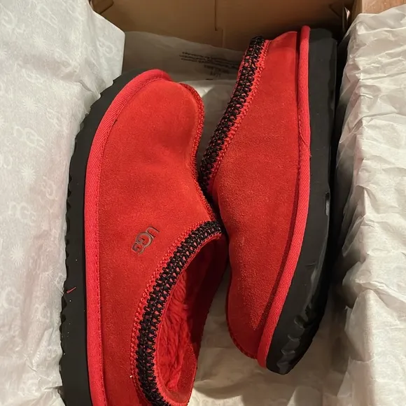 Ugh Tasman II youth slippers size 4 Red - Pristine condition