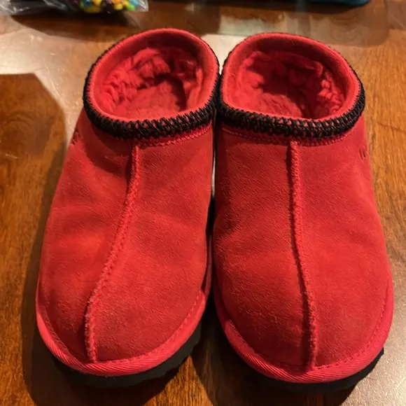Ugh Tasman II youth slippers size 4 Red - Pristine condition