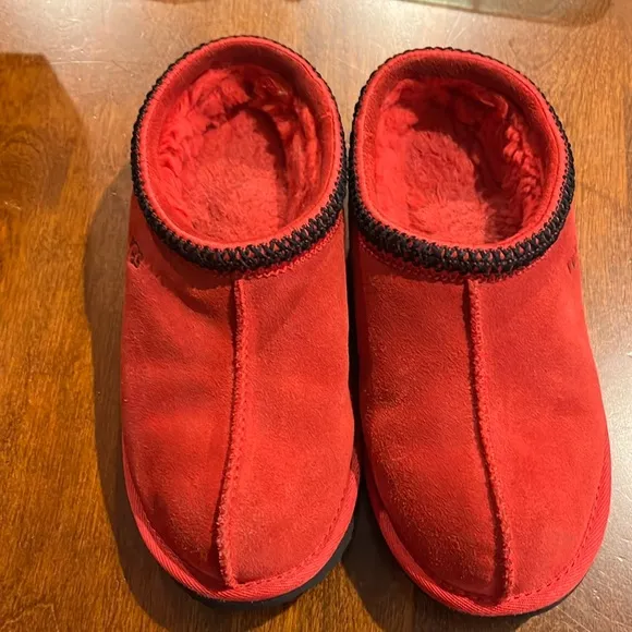 Ugh Tasman II youth slippers size 4 Red - Pristine condition