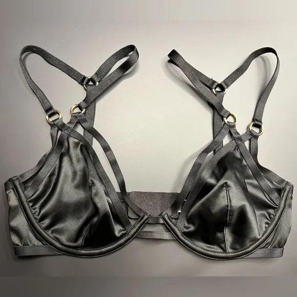 VICTORIA’S SECRET VS Very Sexy 2-Pc Strappy Bra and Panty Lingerie Set - 32D/S