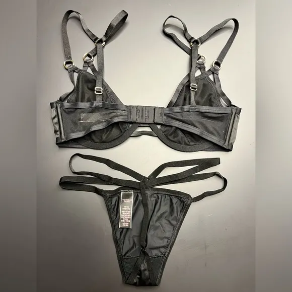 VICTORIA’S SECRET VS Very Sexy 2-Pc Strappy Bra and Panty Lingerie Set - 32D/S
