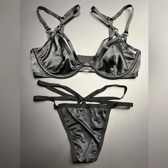 VICTORIA’S SECRET VS Very Sexy 2-Pc Strappy Bra and Panty Lingerie Set - 32D/S